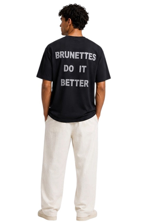T-shirt oversize uomo nera “BRUNETTES DO IT BETTER” – Scritta grigia glitterata
